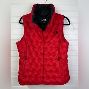 The North Face women’s red down filled fitted Holladown crop vest. Size L